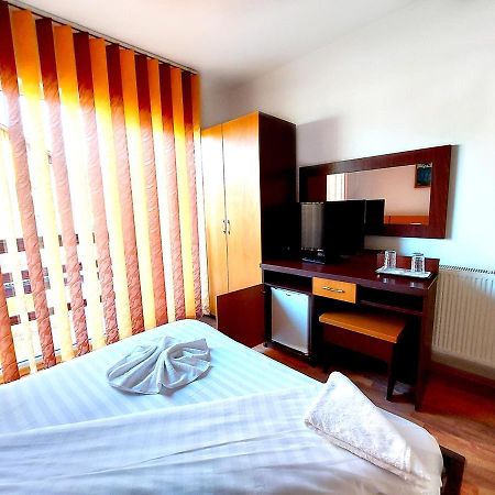 Floare De Colt Petrosani Hotell Exteriör bild