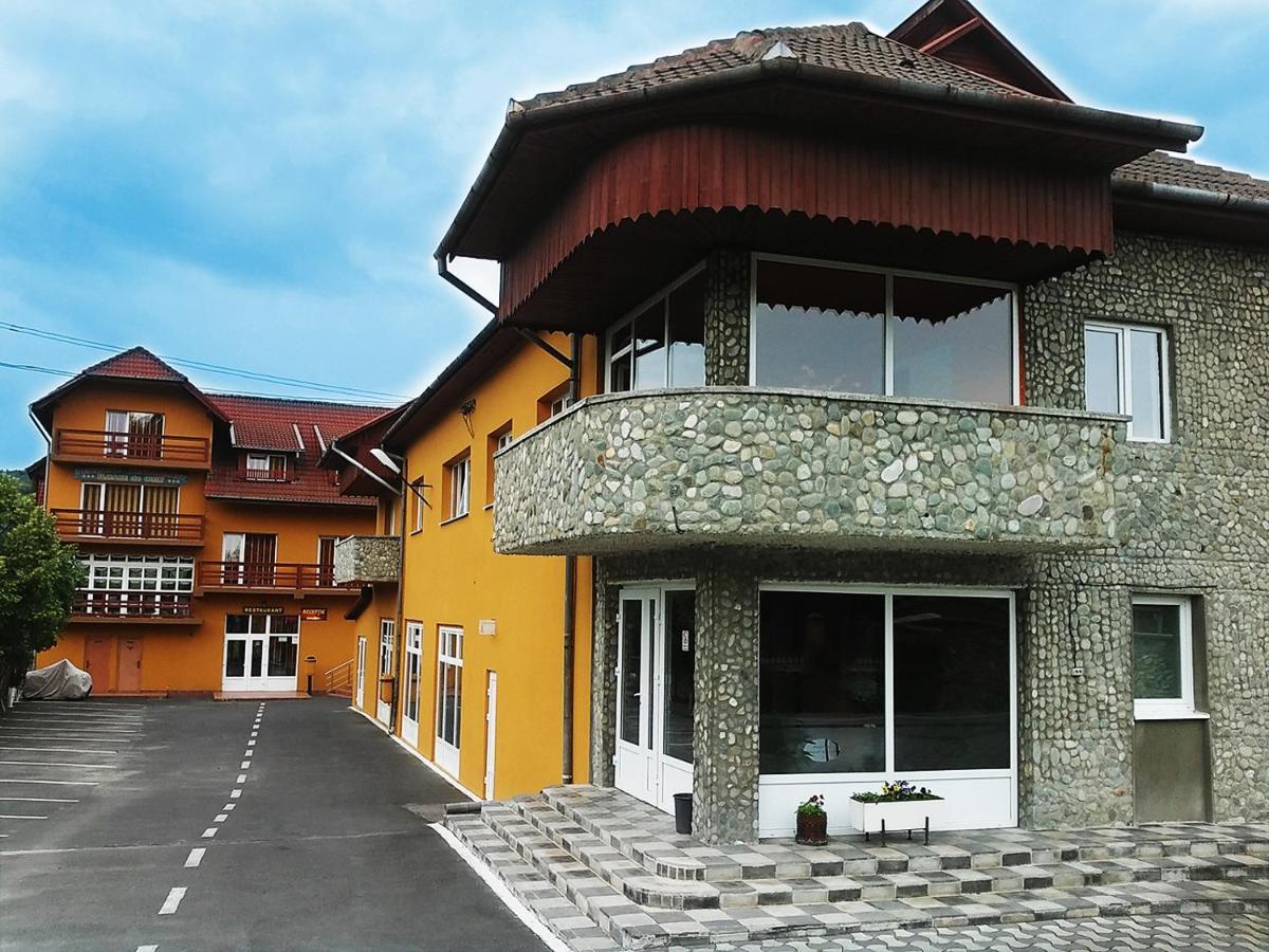 Floare De Colt Petrosani Hotell Exteriör bild
