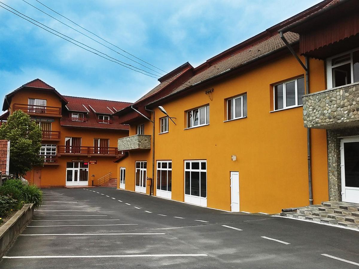 Floare De Colt Petrosani Hotell Exteriör bild