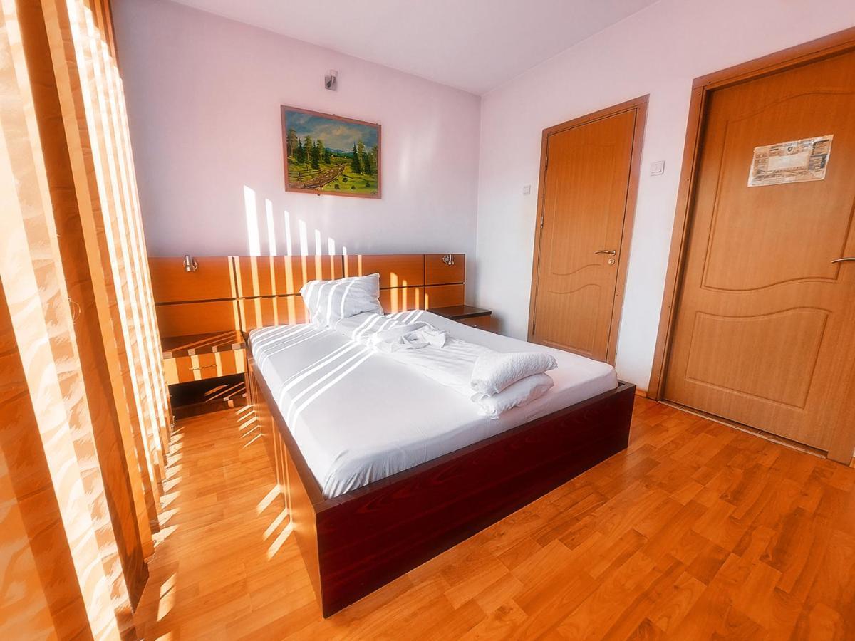 Floare De Colt Petrosani Hotell Exteriör bild