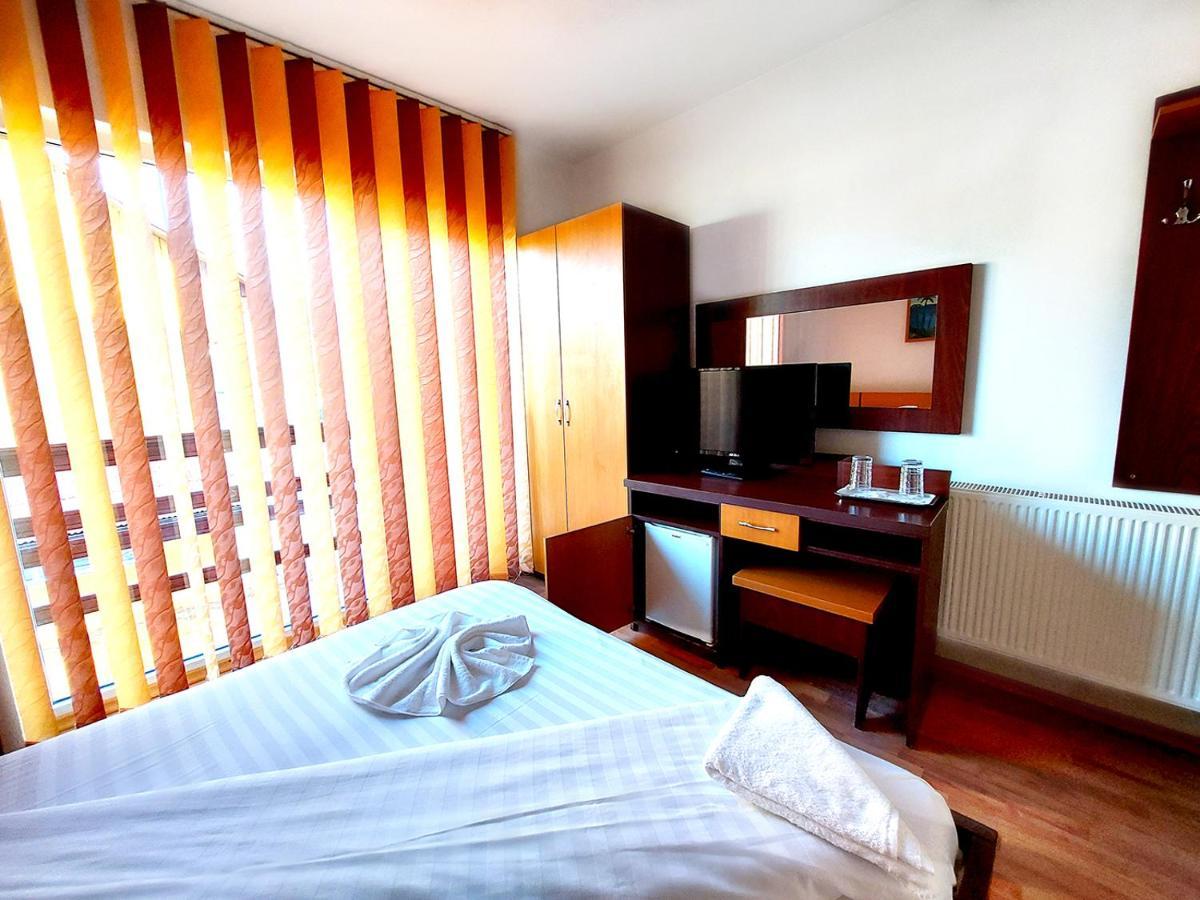 Floare De Colt Petrosani Hotell Exteriör bild