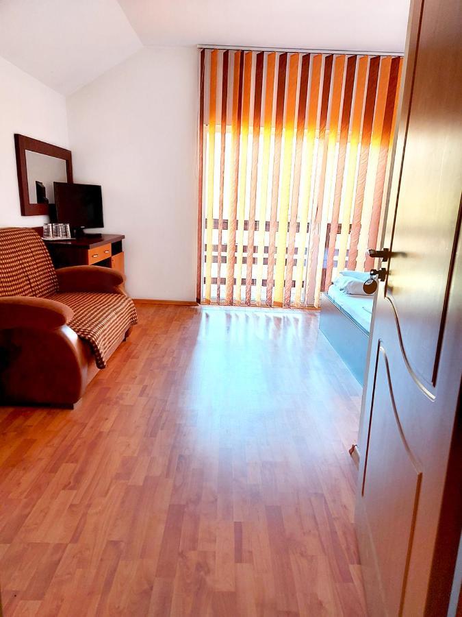 Floare De Colt Petrosani Hotell Exteriör bild