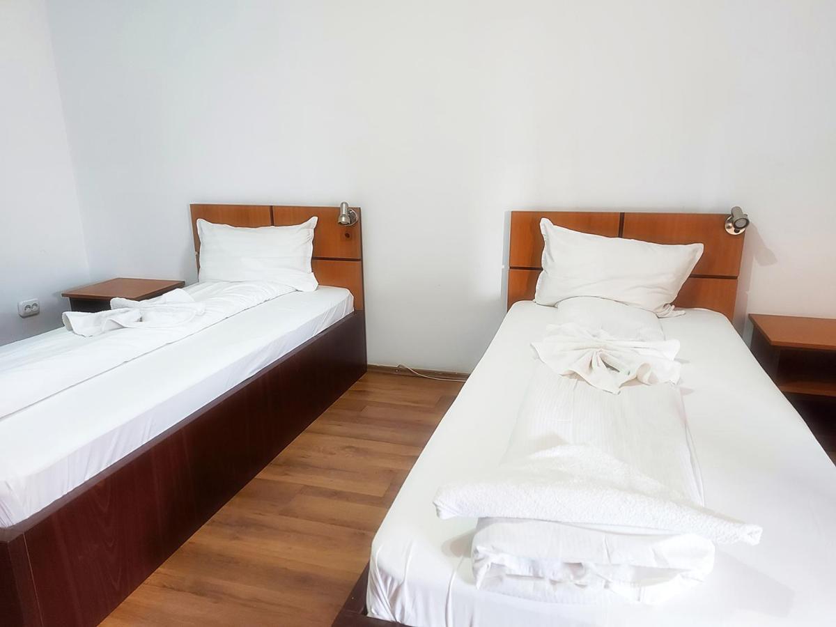 Floare De Colt Petrosani Hotell Exteriör bild