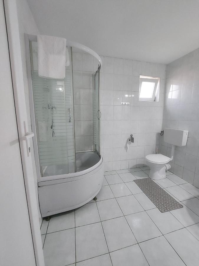 Floare De Colt Petrosani Hotell Exteriör bild