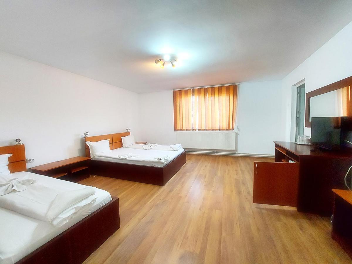 Floare De Colt Petrosani Hotell Exteriör bild