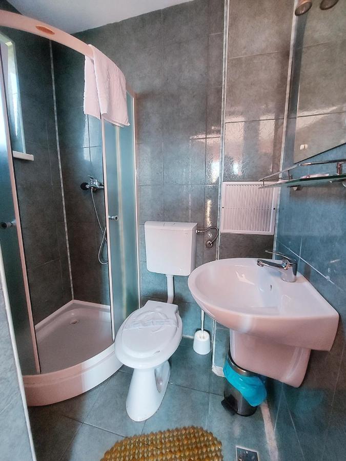 Floare De Colt Petrosani Hotell Exteriör bild