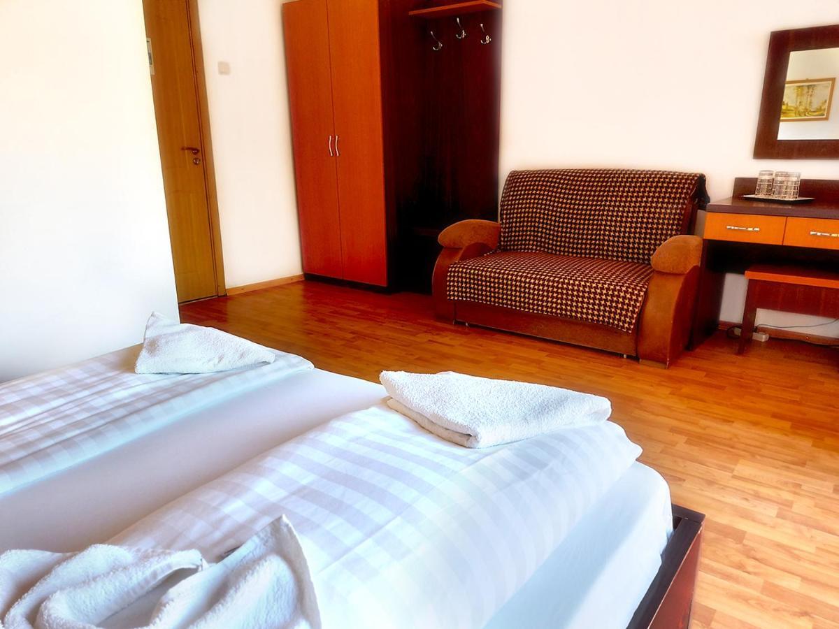 Floare De Colt Petrosani Hotell Exteriör bild