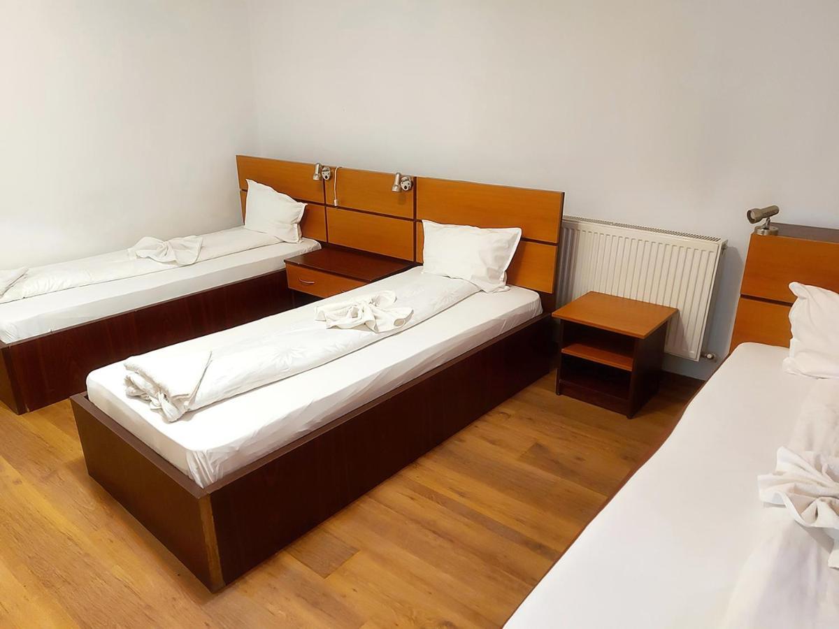 Floare De Colt Petrosani Hotell Exteriör bild