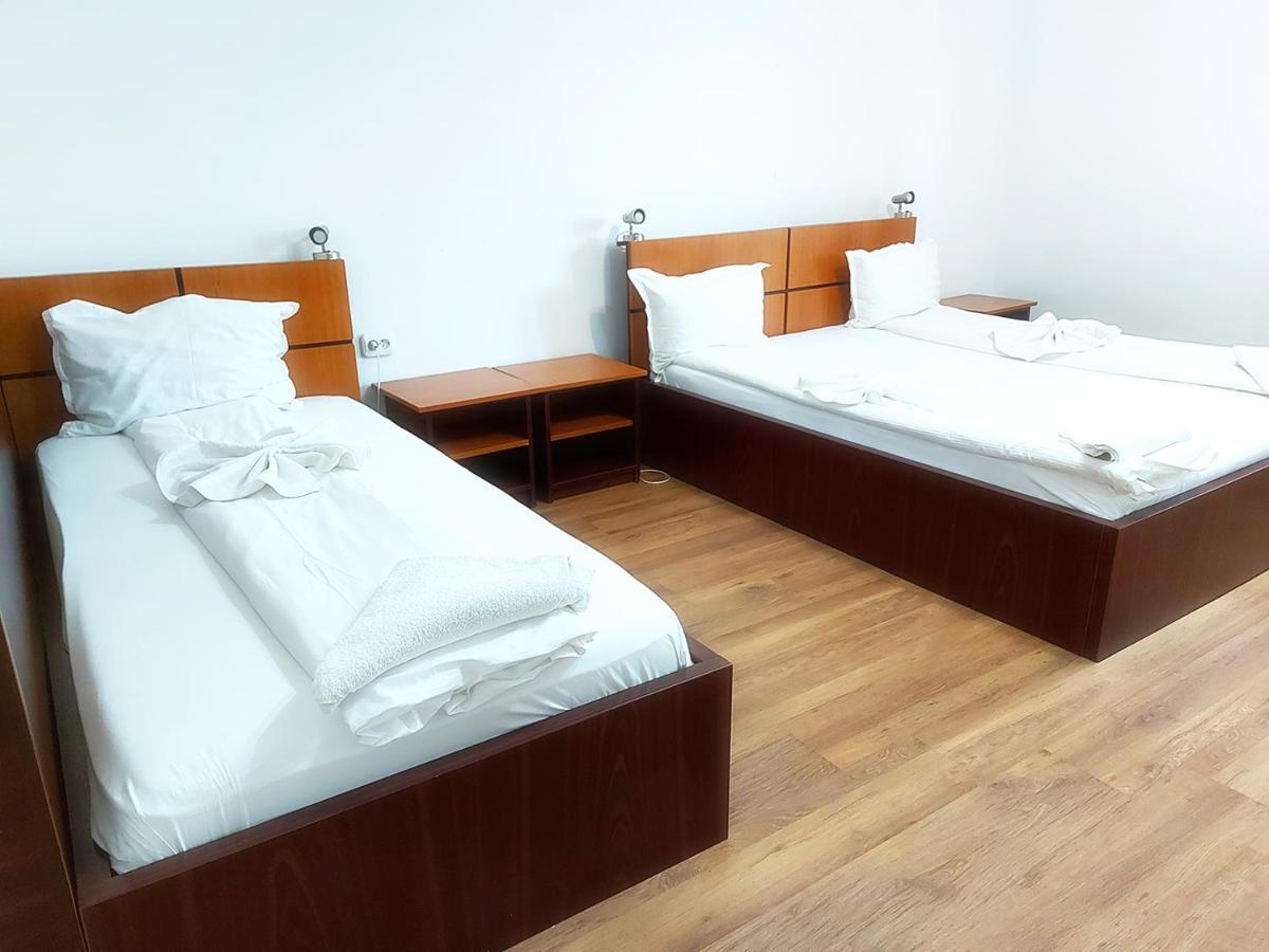 Floare De Colt Petrosani Hotell Exteriör bild