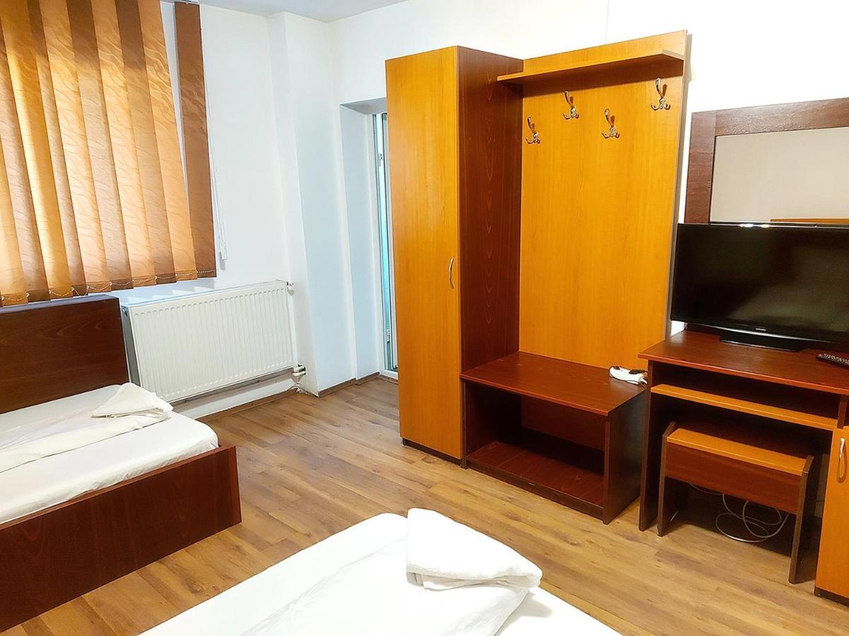 Floare De Colt Petrosani Hotell Exteriör bild
