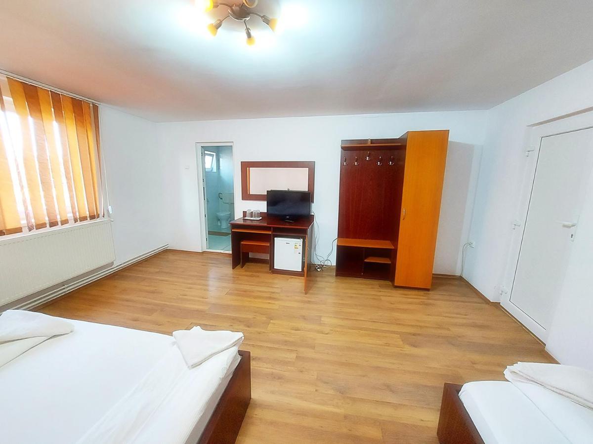 Floare De Colt Petrosani Hotell Exteriör bild